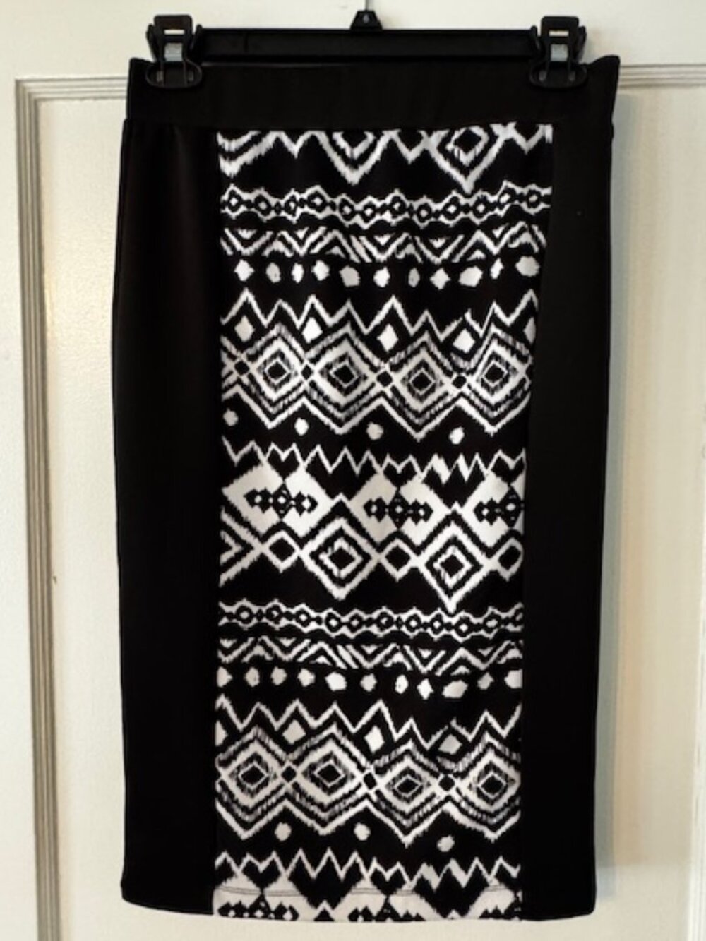 Courtenay Pencil Skirt Size Small Black White Pattern